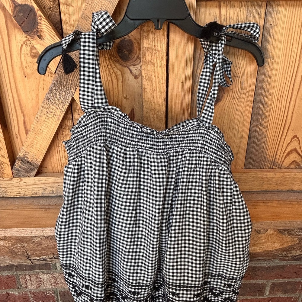 Old Navy Black and White Sleeveless Tie Up Top